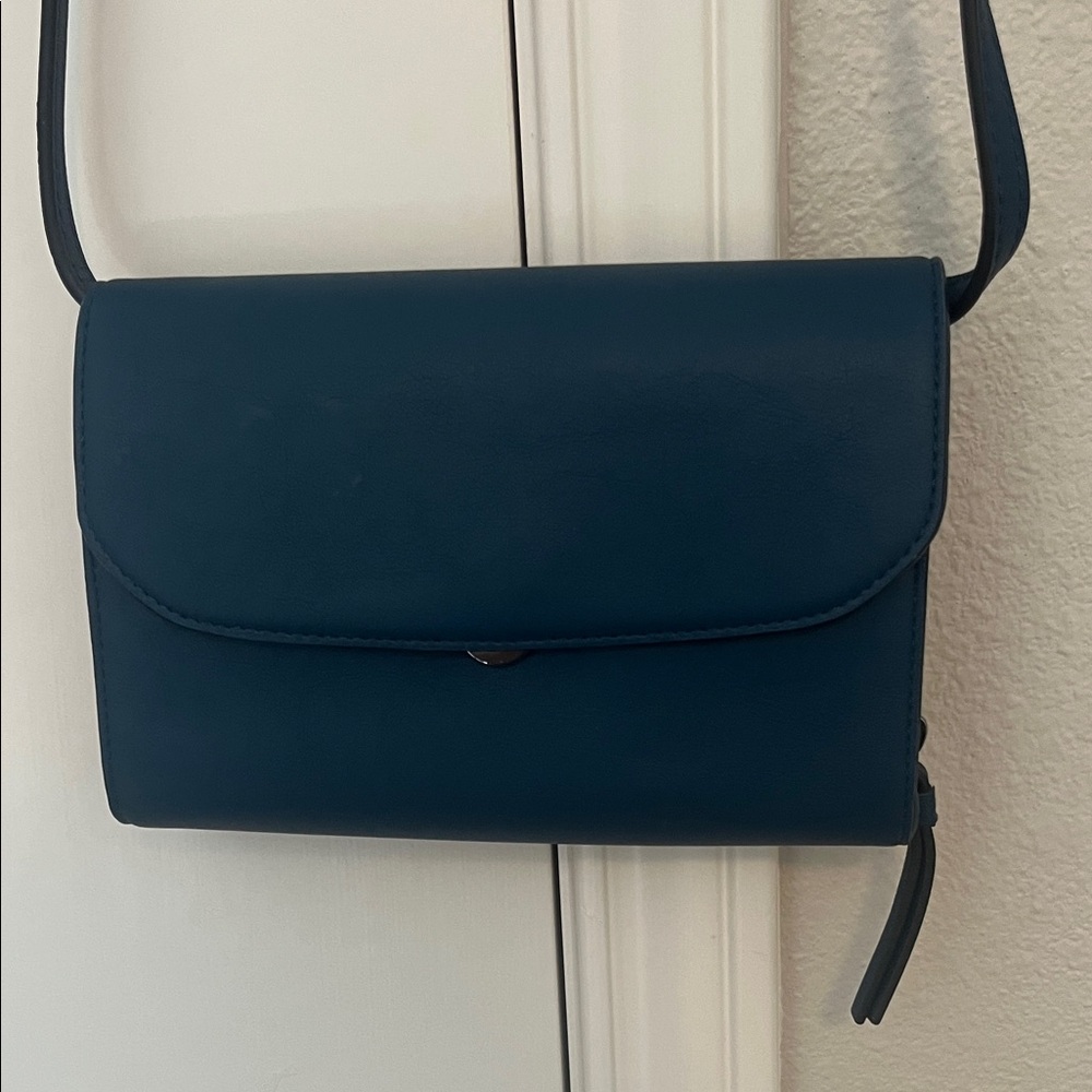Simply Vera by Vera Wang small navy crossbody purse. In like new condition